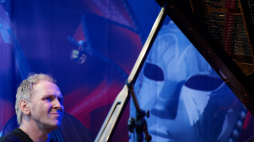 Sopot, 07.07.2017. Pianista Artur Dutkiewicz, podczas koncertu ze swoim trio, w ramach II edycji festiwalu Jazz Wolności w Sopocie, 7 bm. Celem cyklu festiwali Jazz Wolności, jest propagowanie młodej, polskiej sceny jazzowej. Fot. PAP/A. Warżawa