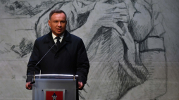 Wieluń (woj. łódzkie), 01.09.2021. Prezydent RP Andrzej Duda podczas wystąpienia na placu Legionów w Wieluniu w ramach obchodów 82. rocznicy wybuchu II wojny światowej. Fot. PAP/G. Michałowski