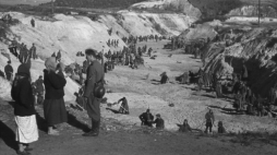Sowieccy jeńcy zakopują miejsce egzekucji, 1 października 1941 r. Źródło: Wikipedia Commons