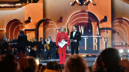 Zamość, 20.09.2021. Prowadzący Emilia Komarnicka - Klynstra (L) i Mariusz Ostrowski (P) podczas Wielkiej Gali XX Festiwalu Teatru Polskiego Radia i Teatru Telewizji Polskiej „Dwa Teatry – Zamość 2021”, 20 bm. w Zamościu. Podczas gali odłoszono zdobywców nagród i wyróżnień festiwalu w kategorii słuchowisk, słuchowisk dla dzieci i młodzieży oraz spektakli Teatru Telewizji. Fot. PAP/W. Jargiło