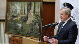 Warszawa, 14.09.2021. Wicepremier, minister kultury, dziedzictwa narodowego i sportu Piotr Gliński podczas uroczystości przekazania obrazu "Pod brzozami / Dzieci w lesie brzozowym nad fiordem Haiko" Alberta Edelfelta do Muzeum Narodowego. Fot. PAP/T. Gzell