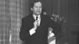 Wrocław, 1958 r. Henryk Tomaszewski założyciel, dyrektor i kierownik artystyczny Wrocławskiego Teatru Pantomimy. Fot. PAP/E. Wołoszczuk