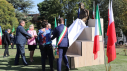 Imola, Włochy, 23.09.2021. Szef Urzędu do Spraw Kombatantów i Osób Represjonowanych Jan Józef Kasprzyk (2L) i ambasador RP we Włoszech Anna Maria Anders (3L) podczas uroczystości odsłonięcia Pomnika Generała Władysława Andersa w Imoli w 80. rocznicę utworzenia jego armii. Fot. PAP/A. Zawada