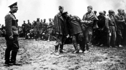Wyszukiwanie spośród jeńców wojennych komisarzy politycznych. 1941 r. Miejsca fotografowania nie ustalono. (Ze zbioru zdobycznych fotografii odebranych jeńcom i zabitym żołnierzy Wermachtu). Źródło: www.auschwitz.ru