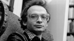 Warszawa 02.1981. Współzałożyciel Komitetu Obrony Robotników i Komitetu Samoobrony Społecznej KOR, doradca władz NSZZ Solidarność Jan Lityński w domu Edwarda Lipińskiego. Fot. PAP/T. Michalak