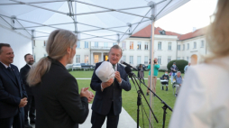 Warszawa, 27.09.2021. Wicepremier, minister kultury, dziedzictwa narodowego i sportu prof. Piotr Gliński (C) podczas uroczystego otwarcia wystawy "Sztukmistrz. Norwid-rysunki" w warszawskiej Galerii Kordegarda Narodowego Centrum Kultury, 27 bm. Ekspozycja powstała w ramach obchodów 200. rocznicy urodzin Cypriana Kamila Norwida. Fot. PAP/A. Zawada