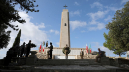 Cassino, Włochy, 20.09.2021. Uroczystość złożenia kwiatów pod pomnikiem 3 Dywizji Strzelców Karpackich na wzgórzu 593 w Cassino, 20 bm. Trwają obchody 80. rocznicy utworzenia armii generała Władysława Andersa. Fot. PAP/A. Zawada 