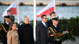 Gdańsk, 01.09.2021. Premier Mateusz Morawiecki (3L) podczas uroczystości złożenia wiązanki przed Pomnikiem Obrońców Wybrzeża na Westerplatte w Gdańsku w ramach obchodów 82. rocznicy wybuchu II Wojny Światowej. Fot. PAP/A. Warżawa