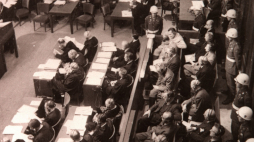 Proces w Norymberdze w listopadzie 1945 r.; ogólny widok sali rozpraw. Fot. PAP/CAF-Archiwum 75 lat temu, 20 listopada 1945 r., rozpoczął się główny proces norymberski. Była to pierwsza w historii ludzkości próba całościowego osądzenia przywódców zbrodniczego reżimu. W procesie oskarżono 22 funkcjonariuszy nazistowskich Niemiec – 12 skazano na śmierć (jedną zaocznie), trzy – na dożywocie, cztery – na długoletnie więzienie, a trzy – uniewinniono.  Przez stulecia zasada absolutnej suwerenności państw i ich wł