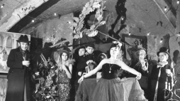 Kraków 01.1966. Spektakl jubileuszowy Piwnicy Pod Baranami, w związku z X-leciem istnienia kabaretu, w Pałacu Potockich (Pałac Pod Baranami) przy Rynku Głównym 27. Nz. m.in. Piotr Skrzynecki (L), Krystyna Zachwatowicz (2L), Mieczysław Święcicki (3L), Ewa Demarczyk (na pierwszym planie), Krzysztof Litwin (2P), Tadeusz Kwinta (1P). Fot. PAP/H. Makarewicz 