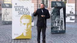 Warszawa, 27.09.2021. Prezes IPN Karol Nawrocki na otwarciu na Dziedzińcu Wielkim Zamku Królewskiego w Warszawie, 27 bm. wystawy Instytutu Pamięci Narodowej "Pokolenie Baczyńskiego". Fot. PAP/T. Gzell