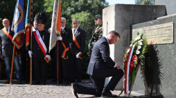 Dąbrowa Górnicza, 11.09.2021. Prezydent RP Andrzej Duda (P) składa wieniec przed pomnikiem Porozumienia Katowickiego w Dąbrowie Górniczej, 11 bm. z okazji uroczystych obchodów 41. rocznicy podpisania Porozumienia Katowickiego w Dąbrowie Górniczej i powstania NSZZ „Solidarność”. Fot. PAP/A. Grygiel