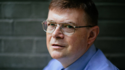 Warszawa, 30.06.2021. Pracownik naukowy Instytutu Historycznego Uniwersytetu Warszawskiego dr hab. Tadeusz Rutkowski podczas sesji zdjęciowej dla Polskiej Agencji Prasowej w Warszawie. Fot. PAP/A. Zawada