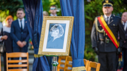 Łódź, 10.09.2021. Uroczystości pogrzebowe Teresy Żylis-Gary w Alei Zasłużonych na Cmentarzu Doły w Łodzi, 10 bm. Śpiewaczka operowa zmarła w wieku 91 lat. Przez kilkanaście sezonów sopranistka pracowała w Metropolitan Opera w Nowym Jorku. Fot. PAP/G. Michałowski