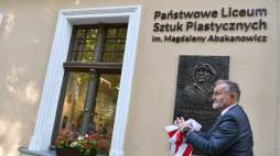Prezydent Gdyni Wojciech Szczurek podczas uroczystości nadania imienia Magdaleny Abakanowicz Państwowemu Liceum Sztuk Plastycznych w Gdyni. Fot. PAP/A. Warżawa