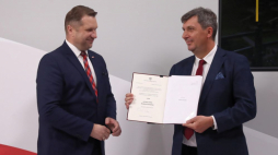 Warszawa, 14.09.2021. Minister edukacji i nauki Przemysław Czarnek (L) oraz rektor Akademii Zamojskiej dr hab. Paweł Skrzydlewski (P) podczas uroczystości w siedzibie MEiN. Podczas uroczystości wręczono dokument nadania statutu Akademii Zamojskiej. Fot. PAP/T. Gzell 