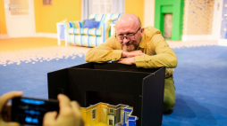 Artur Barciś, reżyser spektaklu, pozuje z makietą scenografii projektu Urszuli Czernickiej. Źródło: www.facebook.com/TeatrBagatela