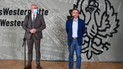 Dyrektor Muzeum II Wojny Światowej dr hab. Grzegorz Berendt (L) i kierownik działu badań archeologicznych w muzeum Filip Kuczma (P). Gdańsk, 23.09.2021. Fot. PAP/A. Warżawa