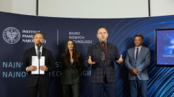 Prezes IPN Karol Nawrocki (2P) podczas uroczystości powołania Biura Nowych Technologii pod przewodnictwem Magdaleny Hajduk (2L). Źródło: www.twitter.com/ipngovpl