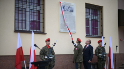 Dyrektor Muzeum Żołnierzy Wyklętych i Więźniów Politycznych PRL w Warszawie Jacek Pawłowicz (2P) podczas uroczystego odsłonięcia tablicy upamiętniającej Juliena Bryana i Annę Kostewicz przy budynku Komendy Głównej Żandarmerii Wojskowej w Warszawie. Fot. PAP/M. Obara