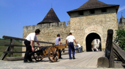 Ukraina. Chocim 25.07.2004 r. Twierdza nad Dniestrem, miejsce zwycięskich bitew stoczonych z Turkami przez wojska polsko-kozackie pod wodzą hetmanów Jana Karola Chodkiewicza w 1621 r. i Jana Sobieskiego w 1673 r. Fot. PAP/A. Zbraniecki
