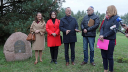 Sekretarz stanu w Ministerstwie Kultury, Dziedzictwa Narodowego i Sportu Jarosław Sellin (C), dyrektor Muzeum Historii Żydów Polskich POLIN Zygmunt Stępiński (2P), zastępca dyrektora Narodowego Instytutu Dziedzictwa Anna Czerwińska-Walczak (L) i podlaski wojewódzki konserwator zabytków Magdalena Dajnowicz (2L) podczas prezentacji oznakowania cmentarza żydowskiego w Orli. Fot. PAP/A. Reszko