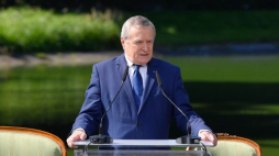 Wicepremier, minister kultury, dziedzictwa narodowego i sportu Piotr Gliński podczas akcji Narodowe Czytanie z udziałem pary prezydenckiej w Ogrodzie Saskim. Warszawa, 04.09.2021. Fot. PAP/R. Pietruszka