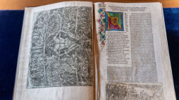 Wrocław,14.09.2021. Prezentacja najstarszego ilustrowanego wydania „Boskiej komedii” Dantego Alighieri, w Zakładzie Narodowym im. Ossolińskich. Prezentacja wydania z 1481r. odbyła się w ramach 700. rocznicy śmierci Dantego. Fot. PAP/M. Kulczyński