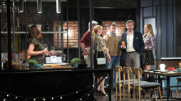 Aktorzy: Anita Sokołowska (L), Magdalena Lamparska (P), Wojciech Zieliński (3P), Katarzyna Kwiatkowska (3L), Przemysław Sadowski (2P) i Piotr Grabowski (2L) podczas premiery sztuki „Dobrze się kłamie” w reżyserii Marcina Hycnara w SPEKTAKLOVE w Warszawy. Fot. PAP/R. Pietruszka