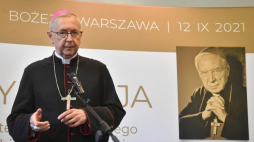  Warszawa, 12.09.2021. Metropolita poznański, przewodniczący Konferencji Episkopatu Polski abp Stanisław Gądecki podczas wypowiedzi dla mediów przed mszą beatyfikacyjną kardynała Stefana Wyszyńskiego oraz matki Elżbiety Róży Czackiej odprawianą w Świątyni Opatrzności Bożej w Warszawie. Fot. PAP/R. Pietruszka