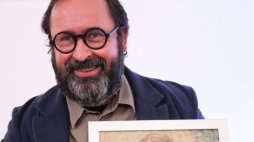 Warszawa, 22.09.2021. Reżyser i dramaturg Igor Gorzkowski odebrał Nagrodę im. Stefana Treugutta za spektakl „Inny świat” wg Gustawa Herlinga-Grudzińskiego, w Domu Dziennikarza w Warszawie. Wyróżnienie to jest przyznawane przez polską sekcję Międzynarodowego Stowarzyszenia Krytyków Teatralnych AICT. Fot.PAP/L. Szymański