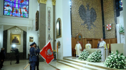 Abp Józef Guzdek (P) podczas mszy świętej w intencji polskich policjantów, ofiar zbrodni katyńskich, sprawowanej w katedrze polowej Wojska Polskiego w Warszawie z okazji 21. rocznicy otwarcia Polskiego Cmentarza Wojennego w Miednoje. Fot. PAP/R. Guz