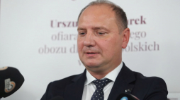Zgierz, 11.09.2021. Dyrektor Muzeum Dzieci Polskich – Ofiar Totalitaryzmu Ireneusz Maj podczas spotkania z ocalałymi - byłymi więźniami niemieckiego obozu dla polskich dzieci, na terenie kompleksu Nowa Gdynia w Zgierzu. Fot. PAP/R. Zawistowski 
