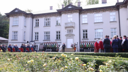 Prezydent Andrzej Duda (C) podczas uroczystego otwarcia Centrum Folkloru Polskiego „Karolin” w Otrębusach. Fot. PAP/L. Szymański