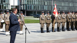 Szef Urzędu do Spraw Kombatantów i Osób Represjonowanych Jan Józef Kasprzyk (L) podczas uroczystego apelu z okazji Święta Kawalerii Polskiej. Warszawa, 03.09.2021. Fot. PAP/T. Gzell