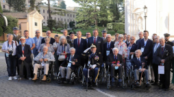 Rzym, Włochy, 18.09.2021. Najmłodszy żołnierz 2 Korpusu Polskiego gen. Andersa kpt. Krzysztof Flizak (C) i szef Urzędu ds. Kombatantów i Osób Represjonowanych Jan Józef Kasprzyk (C-P) podczas wizyty w Rzymie, 18 bm. Trwają obchody 80. rocznicy utworzenia armii generała Władysława Andersa. Fot. PAP/A. Zawada