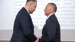 Prezes IPN dr Karol Nawrocki wręczył dawnym opozycjonistom Krzyże Wolności i Solidarności. Bydgoszcz, 3 września 2021. Fot. Mikołaj Bujak (IPN)