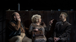 Scena ze spektaklu  „Ławy przysięgłych”. Źródło: Teatr Ateneum 