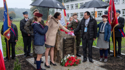 Wiceminister kultury, dziedzictwa narodowego i sportu Magdalena Gawin (C-L) i wnuk Apolonii i Piotra Stanisław Likos (C-P) podczas odsłonięcia tablicy upamiętniającej Apolonię i Piotra Likosów oraz ukrywaną przez nich Żydówkę Izę Ler. Fot. PAP/W. Jargiło