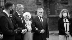 Była więźniarka obozu Lucyna Adamkiewicz (3L) oraz wicepremier, minister kultury i dziedzictwa narodowego Piotr Gliński (C) podczas obchodów 80. rocznicy pierwszego transportu polskich więźniów do KL Auschwitz. Oświęcim, 14.06.2020. Fot. PAP/Ł. Gągulski 