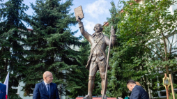 Marszałek województwa mazowieckiego Adam Struzik (P) i prezydent miasta Andrzej Nowakowski (L) podczas uroczystego odsłonięcia pomnika marszałka Stanisława Małachowskiego przy Liceum Ogólnokształcącym jego imienia w Płocku. Fot. PAP/S. Łabiński