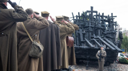Warszawa, 19.09.2021. Uczestnicy XIV Katyńskiego Marszu Cieni przed pomnikiem Poległym i Pomordowanym na Wschodzie w Warszawie, 19 bm. Wydarzenie upamiętnia ok. 22 tys. polskich obywateli, którzy wiosną 1940 r. zostali zamordowani przez NKWD w Katyniu i innych miejscach kaźni na Wschodzie. Fot. PAP/A. Lange 