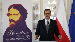 Premier Mateusz Morawiecki podczas wizyty w Liceum Ogólnokształcącym im. Cypriana Kamila Norwida w Radzyminie. Fot. PAP/T. Gzell