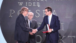 Warszawa, 19.09.2021. Premier Mateusz Morawiecki (P), prof. Zdzisław Krasnodębski (C) i odznaczony medalem „Odwaga i wiarygodność” niemiecki pisarz i socjolog Gunnar Heinsohn (L) podczas uroczystości w ramach Kongresu Polska Wielki Projekt, 19 bm. w Arkadach Kubickiego w Warszawie. Odznaczenie to jest wręczane osobom aktywnie działającym na rzecz kongresu oraz wizerunku Polski i jej obywateli w świecie. Fot. PAP/W. Olkuśnik