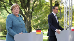 Warszawa, 11.09.2021. Prezes Rady Ministrów Mateusz Morawiecki (P) oraz kanclerz Republiki Federalnej Niemiec Angela Merkel (L) podczas wspólnej konferencji prasowej w Łazienkach Królewskich w Warszawie. Fot. PAP/W. Olkuśnik 