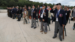 Weterani walk o Monte Cassino Alfons Mrzyk (P) i Edward Moczulski (2P) podczas uroczystości na Cmentarzu Wojennym w Cassino. Fot. PAP/A. Zawada