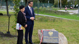 Premier Mateusz Morawiecki (2L) oraz siostra Kornela Morawieckiego, Zofia Krawczyk (L) podczas uroczystości odsłonięcia tablicy poświęconej Kornelowi Morawieckiemu w Parku Miejskim w Jędrzejowie. Fot. PAP/P. Polak