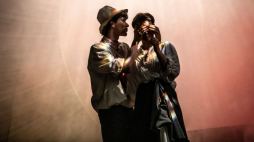 Fragment spektaklu „Nad Niemnem” w reżyserii Jędrzeja Piaskowskiego z Teatru im. Juliusza Osterwy w Lublinie. Źródło: www.instytut-teatralny.pl