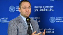 Warszawa, 20.09.2021. Prezes Instytutu Pamięci Narodowej Karol Nawrocki podczas konferencji prasowej poświęconej działaniom podjętym przez Główną Komisję Ścigania Zbrodni przeciwko Narodowi Polskiemu IPN zmierzającym do pociągnięcia do odpowiedzialności karnej sędziów i prokuratorów z okresu PRL-u za bezprawne pozbawienie wolności osób, które sprzeciwiały się wprowadzeniu stanu wojennego w Polsce i protestowały przeciwko komunistycznym władzom. Fot. PAP/R. Pietruszka