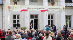 Wicepremier, minister kultury, dziedzictwa narodowego i sportu Piotr Gliński (L) podczas podpisania listu intencyjnego o współprowadzeniu nowo utworzonego Muzeum Cypriana Norwida w Dębinkach. Fot. PAP/L. Szymański